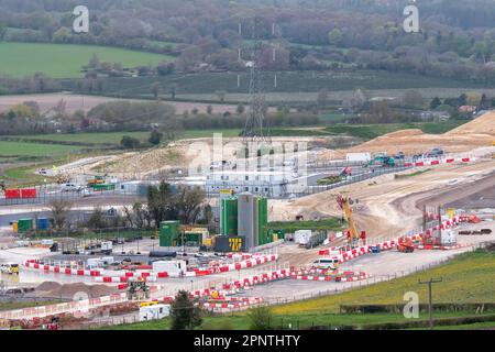 Wendover Dean, Aylesbury, Großbritannien. 20. April 2023. Bauarbeiten am Hochgeschwindigkeitszug HS2 in Wendover Dean, Aylesbury, Buckinghamshire. Die Gegend ist jetzt nicht mehr erkennbar, als HS2 das Bauernhaus auf der Durham Farm abgerissen hat und auch eine riesige Ackerfläche dort zerstört hat, um das Wendover Dean Viadukt zu bauen. Die Arbeiten am Euston-Tunnel HS2 wurden aus finanziellen Gründen unterbrochen. Kredit: Maureen McLean/Alamy Live News Stockfoto