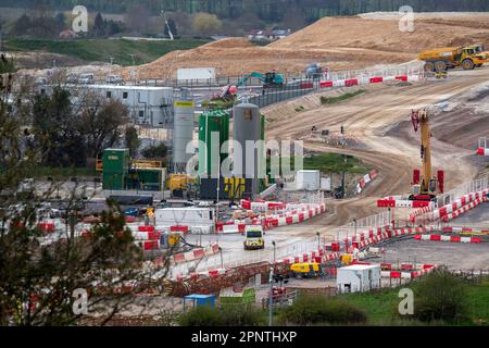 Wendover Dean, Aylesbury, Großbritannien. 20. April 2023. Bauarbeiten am Hochgeschwindigkeitszug HS2 in Wendover Dean, Aylesbury, Buckinghamshire. Die Gegend ist jetzt nicht mehr erkennbar, als HS2 das Bauernhaus auf der Durham Farm abgerissen hat und auch eine riesige Ackerfläche dort zerstört hat, um das Wendover Dean Viadukt zu bauen. Die Arbeiten am Euston-Tunnel HS2 wurden aus finanziellen Gründen unterbrochen. Kredit: Maureen McLean/Alamy Live News Stockfoto