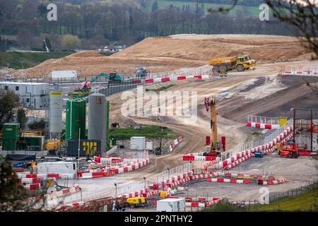 Wendover Dean, Aylesbury, Großbritannien. 20. April 2023. Bauarbeiten am Hochgeschwindigkeitszug HS2 in Wendover Dean, Aylesbury, Buckinghamshire. Die Gegend ist jetzt nicht mehr erkennbar, als HS2 das Bauernhaus auf der Durham Farm abgerissen hat und auch eine riesige Ackerfläche dort zerstört hat, um das Wendover Dean Viadukt zu bauen. Die Arbeiten am Euston-Tunnel HS2 wurden aus finanziellen Gründen unterbrochen. Kredit: Maureen McLean/Alamy Live News Stockfoto