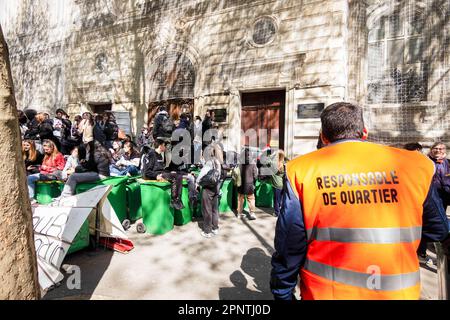 Paris, Frankreich. 20. April 2023. Ein Beamter in der Nähe der Studentenblockade. Eine Gruppe von Studenten blockierte die Jacques-Decour-Schule in Paris, um gegen die neue Rentenreform zu protestieren. Dies ist eine von mehreren Blockaden, die in ganz Frankreich eingetreten sind, nachdem der Verfassungsrat den Vorschlag zur Anhebung der Rentenreform von 62 auf 64 angenommen hat. Kredit: SOPA Images Limited/Alamy Live News Stockfoto