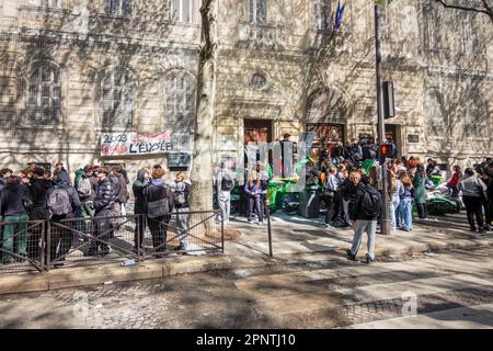 Paris, Frankreich. 20. April 2023. Die Schüler sahen, wie sie den Eingang zur Jacques Decour High School während der Demonstration blockierten. Eine Gruppe von Studenten blockierte die Jacques-Decour-Schule in Paris, um gegen die neue Rentenreform zu protestieren. Dies ist eine von mehreren Blockaden, die in ganz Frankreich eingetreten sind, nachdem der Verfassungsrat den Vorschlag zur Anhebung der Rentenreform von 62 auf 64 angenommen hat. Kredit: SOPA Images Limited/Alamy Live News Stockfoto