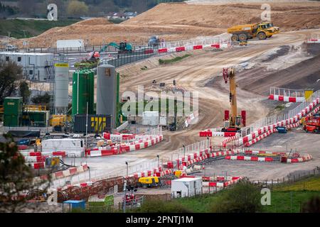 Wendover Dean, Aylesbury, Großbritannien. 20. April 2023. Bauarbeiten am Hochgeschwindigkeitszug HS2 in Wendover Dean, Aylesbury, Buckinghamshire. Die Gegend ist jetzt nicht mehr erkennbar, als HS2 das Bauernhaus auf der Durham Farm abgerissen hat und auch eine riesige Ackerfläche dort zerstört hat, um das Wendover Dean Viadukt zu bauen. Die Arbeiten am Euston-Tunnel HS2 wurden aus finanziellen Gründen unterbrochen. Kredit: Maureen McLean/Alamy Live News Stockfoto