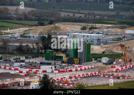 Wendover Dean, Aylesbury, Großbritannien. 20. April 2023. Bauarbeiten am Hochgeschwindigkeitszug HS2 in Wendover Dean, Aylesbury, Buckinghamshire. Die Gegend ist jetzt nicht mehr erkennbar, als HS2 das Bauernhaus auf der Durham Farm abgerissen hat und auch eine riesige Ackerfläche dort zerstört hat, um das Wendover Dean Viadukt zu bauen. Die Arbeiten am Euston-Tunnel HS2 wurden aus finanziellen Gründen unterbrochen. Kredit: Maureen McLean/Alamy Live News Stockfoto