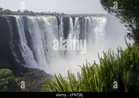 Die Victoria Falls im Norden von Matabeleland, Simbabwe, sind am 7. September 2022 eines der sieben Naturwunder der Welt und eine beliebte Touristenattraktion. (Fortune Moyo/Global Press Journal) Stockfoto