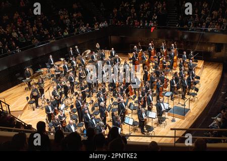 applaus für orchester, klassisches Konzert, Konzerthalle Philharmonie de Paris, Paris, Frankreich Stockfoto