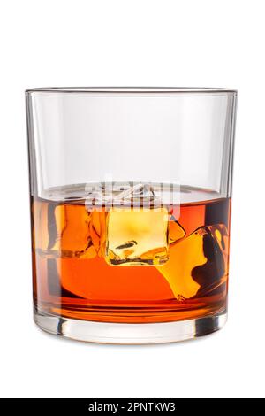 Ein Glas Whiskey oder Bourbon mit Eiswürfeln, Whiskey auf Eis, isoliert auf Weiß mit Clipping Path im Preis inbegriffen Stockfoto