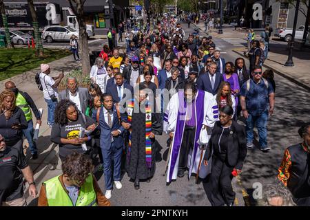 Nashville, Tennessee, USA. 17. April 2023. Waffensicherheitsorganisationen, Aktivisten und Studenten schließen sich lokalen und nationalen Glaubensführern zu einem "moralischen Montag?" an? Rallye zur Bekämpfung von Waffengewalt am 17. April 2023 in Nashville, Tennessee. Nach der Schießerei an der Covenant School in der Green Hills Nachbarschaft Nashville haben sich Organisationen in den USA mobilisiert Vertreter: Justin Jones? (?D-Nashville?) und ?U.S. Vertreter: Justin J. Pearson? (??D-Memphis?)? Wer hat gezeichnet? "Nationale Aufmerksamkeit? "Die Durchsetzung von Gesetzen zur Waffensicherheit. (Kreditbild: © Michael Nigro/Pacific Press via ZUMA Press Stockfoto