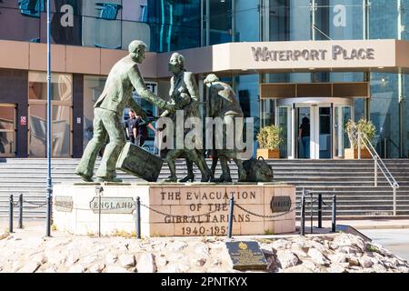 Evakuierung der Bronzestatue der Gibraltarier durch Jill Cowie Sanders. Kreisverkehr North Mole Road. Vor dem Waterport Place Gebäude. Die British Ove Stockfoto