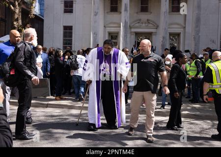 Nashville, Tennessee, USA. 17. April 2023. Waffensicherheitsorganisationen, Aktivisten und Studenten schließen sich lokalen und nationalen Glaubensführern zu einem "moralischen Montag?" an? Rallye zur Bekämpfung von Waffengewalt am 17. April 2023 in Nashville, Tennessee. Nach der Schießerei an der Covenant School in der Green Hills Nachbarschaft Nashville haben sich Organisationen in den USA mobilisiert Vertreter: Justin Jones? (?D-Nashville?) und ?U.S. Vertreter: Justin J. Pearson? (??D-Memphis?)? Wer hat gezeichnet? "Nationale Aufmerksamkeit? "Die Durchsetzung von Gesetzen zur Waffensicherheit. (Kreditbild: © Michael Nigro/Pacific Press via ZUMA Press Stockfoto