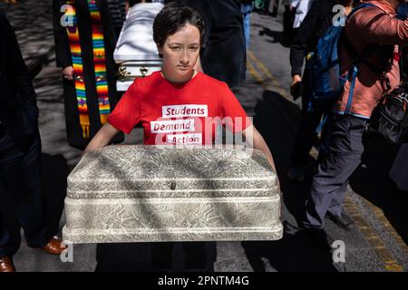 Nashville, Tennessee, USA. 17. April 2023. Ein Schülerschützer trägt einen leeren Sarg, der Waffengewalt-Opfer symbolisiert, zum Tennessee Capitol für einen "moralischen Montag?"? Kundgebung am 17. April 2023 in Nashville, Tennessee. Nach der Schießerei an der Covenant School in der Green Hills Nachbarschaft Nashville haben sich Organisationen in den USA mobilisiert Vertreter: Justin Jones? (?D-Nashville?) und ?U.S. Vertreter: Justin J. Pearson? (??D-Memphis?)? Wer hat gezeichnet? "Nationale Aufmerksamkeit? "Die Durchsetzung von Gesetzen zur Waffensicherheit. (Kreditbild: © Michael Nigro/Pacific Press via ZUMA Pres Stockfoto
