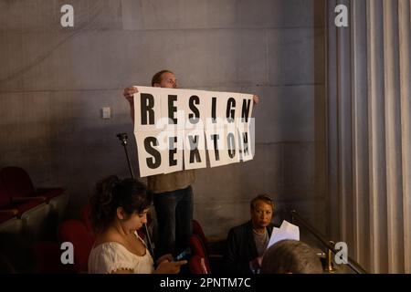 Nashville, Tennessee, USA. 17. April 2023. Waffensicherheitsorganisationen, Aktivisten und Studenten schließen sich lokalen und nationalen Glaubensführern zu einem "moralischen Montag?" an? Rallye zur Bekämpfung von Waffengewalt am 17. April 2023 in Nashville, Tennessee. Nach der Schießerei an der Covenant School in der Green Hills Nachbarschaft Nashville haben sich Organisationen in den USA mobilisiert Vertreter: Justin Jones? (?D-Nashville?) und ?U.S. Vertreter: Justin J. Pearson? (??D-Memphis?)? Wer hat gezeichnet? "Nationale Aufmerksamkeit? "Die Durchsetzung von Gesetzen zur Waffensicherheit. (Kreditbild: © Michael Nigro/Pacific Press via ZUMA Press Stockfoto
