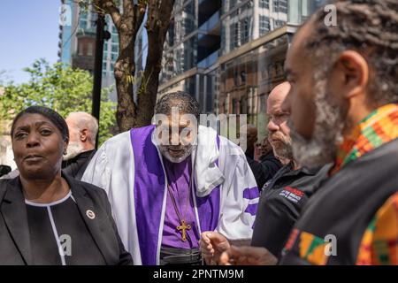 Nashville, Tennessee, USA. 17. April 2023. Waffensicherheitsorganisationen, Aktivisten und Studenten schließen sich lokalen und nationalen Glaubensführern zu einem "moralischen Montag?" an? Rallye zur Bekämpfung von Waffengewalt am 17. April 2023 in Nashville, Tennessee. Nach der Schießerei an der Covenant School in der Green Hills Nachbarschaft Nashville haben sich Organisationen in den USA mobilisiert Vertreter: Justin Jones? (?D-Nashville?) und ?U.S. Vertreter: Justin J. Pearson? (??D-Memphis?)? Wer hat gezeichnet? "Nationale Aufmerksamkeit? "Die Durchsetzung von Gesetzen zur Waffensicherheit. (Kreditbild: © Michael Nigro/Pacific Press via ZUMA Press Stockfoto
