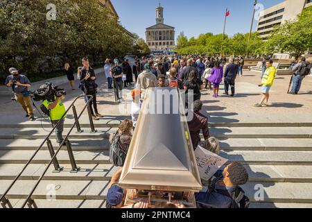 Nashville, Tennessee, USA. 17. April 2023. Waffenanwälte und Glaubensführer tragen leere Särge, die die Opfer für einen "moralischen Montag" im Tennessee Capitol symbolisieren? Rallye zur Bekämpfung von Waffengewalt am 17. April 2023 in Nashville, Tennessee. Nach der Schießerei an der Covenant School in der Green Hills Nachbarschaft Nashville haben sich Organisationen in den USA mobilisiert Vertreter: Justin Jones? (?D-Nashville?) und ?U.S. Vertreter: Justin J. Pearson? (D-Memphis?)? Wer hat gezeichnet? "Nationale Aufmerksamkeit? "Die Durchsetzung von Gesetzen zur Waffensicherheit. (Kreditbild: © Michael Nigro/Pacific Press V Stockfoto