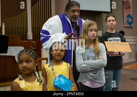 Nashville, Tennessee, USA. 17. April 2023. Bischof William Barber und eine Gruppe von Kindern in der McKendree United Methodist Church vor dem Marsch zum Tennessee State Capitol während eines "Moral Monday?"? Rallye zur Bekämpfung von Waffengewalt am 17. April 2023 in Nashville, Tennessee. Nach der Schießerei an der Covenant School in der Green Hills Nachbarschaft Nashville haben sich Organisationen in den USA mobilisiert Vertreter: Justin Jones? (?D-Nashville?) und ?U.S. Vertreter: Justin J. Pearson? (??D-Memphis?)? Wer hat gezeichnet? "Nationale Aufmerksamkeit? "Die Durchsetzung von Gesetzen zur Waffensicherheit. ( Stockfoto
