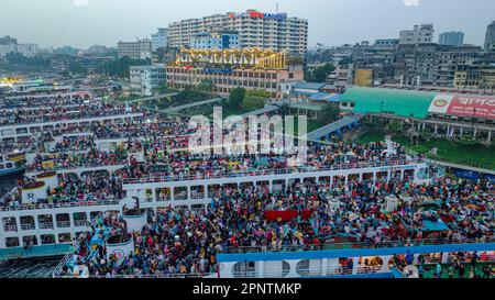 Rückkehr nach Hause um Eid zu feiern : an den Feiertagen von Eid-ul-Fitr, dem wichtigsten Flusshafen der Hauptstadt, Sadarghat, ist Dhaka seit Sonnenaufgang voller Eid-Urlauber. Bangladesch Leute, die während Eid Vacation by Launch nach Hause zurückkehren. Tausende von Menschen benutzen das Dach des Starts, um nach Hause zurückzukehren, da es keinen Platz drinnen gibt. Stockfoto