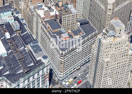 Aus der Luft zeigt sich, dass der sperrige 1333 Broadway einen hohlen, lichtdurchfluteten Innenhof in Midtown Manhattan gegenüber von Macy's hat. Stockfoto