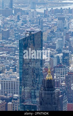 Die Spitze des verglasten Madison Square Park Tower ist breiter als der Granitboden; das Hochhaus ist zwei Blocks vom Park entfernt, nach dem es benannt ist. Stockfoto