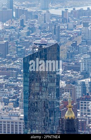 Die Spitze des verglasten Madison Square Park Tower ist breiter als der Granitboden; das Hochhaus ist zwei Blocks vom Park entfernt, nach dem es benannt ist. Stockfoto