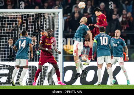 Rom, Italien. 20. April 2023. Rom – Roger Ibanez von AS Roma während des Spiels zwischen AS Roma und Feyenoord im Stadio Olympico am 20. April 2023 in Rom, Italien. Kredit: Box to box images/Alamy Live News Stockfoto