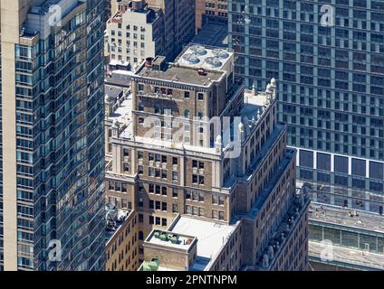 Auf den hohen Ecken bleiben die klassischen Steindetails erhalten, auch wenn die BESITZER DER PENN 11 das jahrhundertealte Equitable Life Assurance Building im New Yorker Garment District modernisieren. Stockfoto