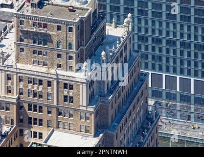 Auf den hohen Ecken bleiben die klassischen Steindetails erhalten, auch wenn die BESITZER DER PENN 11 das jahrhundertealte Equitable Life Assurance Building im New Yorker Garment District modernisieren. Stockfoto