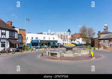 Roundabout Fountain, High Street, Thames Ditton, Surrey, England, Vereinigtes Königreich Stockfoto