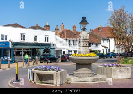 Roundabout Fountain, High Street, Thames Ditton, Surrey, England, Vereinigtes Königreich Stockfoto