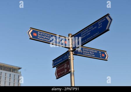 Wegweiser im Zentrum von Milton Keynes Stockfoto