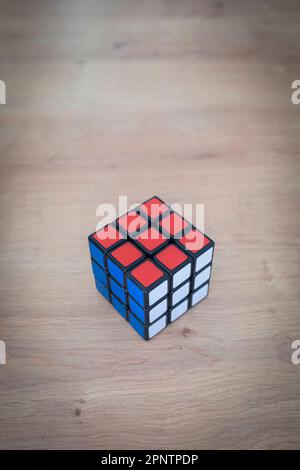Roter, weißer und blauer Rubik-Würfel, Nahaufnahme Stockfoto