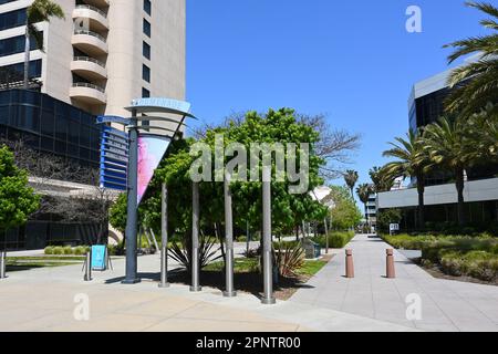 LONG BEACH, KALIFORNIEN - 19. April 2023: The Promenade eine sechs Blocks lange Fußgängerzone im Herzen der Innenstadt. Stockfoto