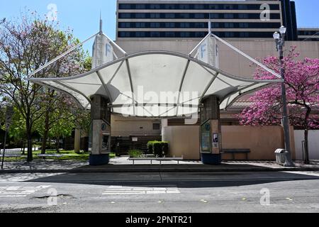 LONG BEACH, KALIFORNIEN - 19. April 2023: Geschützte Bushaltestelle an der 1. Street in Downtown Long Beach. Stockfoto