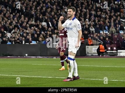 London, Großbritannien. 20. April 2023. ZIEL. Torschütze des ersten Gent Goals Hugo Cuypers (Gent) feiert während des Spiels der West Ham gegen KAA Gent UEFA Europa Conference League im London Stadium Stratford. Kredit: MARTIN DALTON/Alamy Live News Stockfoto