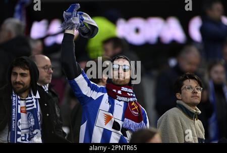 London, Großbritannien. 20. April 2023. Ein Gent-Fan beim West Ham gegen KAA Gent UEFA Europa Conference League Match im London Stadium Stratford. Kredit: MARTIN DALTON/Alamy Live News Stockfoto