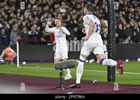 London, Großbritannien. 20. April 2023. ZIEL. Der Torschütze des ersten Gent Goals Hugo Cuypers (Gent, 11) feiert mit Matisse Samoise (Gent) während des Spiels West Ham gegen KAA Gent UEFA Europa Conference League im London Stadium Stratford. Kredit: MARTIN DALTON/Alamy Live News Stockfoto