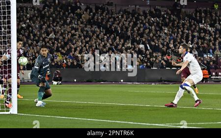 London, Großbritannien. 20. April 2023. ZIEL. Hugo Cuypers (Gent) erzielt das erste Tor für Gent während des Spiels West Ham gegen KAA Gent UEFA Europa Conference League im London Stadium Stratford. Kredit: MARTIN DALTON/Alamy Live News Stockfoto