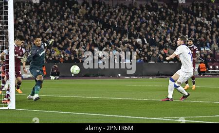 London, Großbritannien. 20. April 2023. ZIEL. Hugo Cuypers (Gent) erzielt das erste Tor für Gent während des Spiels West Ham gegen KAA Gent UEFA Europa Conference League im London Stadium Stratford. Kredit: MARTIN DALTON/Alamy Live News Stockfoto