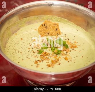 Schüssel mit Raita mit Joghurt und Minze Stockfoto