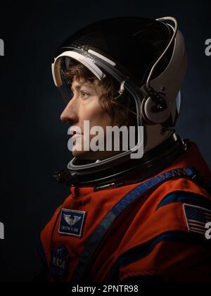 Houston, Usa. 29. März 2023. NASA Astronaut Christina Hammock Koch und Artemis II Crewmitglied posieren im leuchtend orangefarbenen Orion Crew Survival System Anzug im Johnson Space Center, 28. März 2023 in Houston, Texas. Koch wurde als Flugingenieur für die Artemis-II-Mission zum Mond ausgewählt. Kredit: Josh Valcarcel/NASA/Alamy Live News Stockfoto