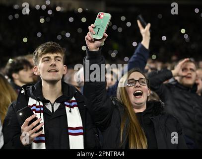 London, Großbritannien. 20. April 2023. w-Fans feiern beim Spiel der West Ham gegen KAA Gent UEFA Europa Conference League im London Stadium Stratford. Kredit: MARTIN DALTON/Alamy Live News Stockfoto