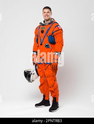 Houston, Usa. 30. März 2023. Kanadische Raumfahrtbehörde Astronaut Jeremy Hansen und Artemis II Crewmitglied posieren im leuchtend orangefarbenen Orion Crew Survival System Anzug im Johnson Space Center, 28. März 2023 in Houston, Texas. Hansen wurde als Flugingenieur für seine erste Mission zum Mond ausgewählt. Kredit: Robert Markowitz/NASA/Alamy Live News Stockfoto