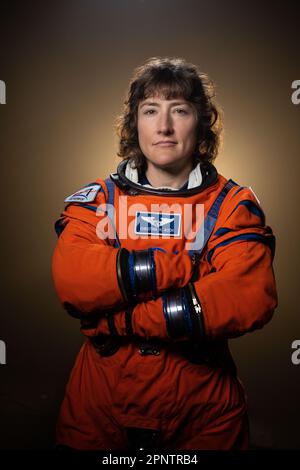 Houston, Usa. 28. März 2023. NASA Astronaut Christina Hammock Koch und Artemis II Crewmitglied posieren im leuchtend orangefarbenen Orion Crew Survival System Anzug im Johnson Space Center, 28. März 2023 in Houston, Texas. Koch wurde als Flugingenieur für die Artemis-II-Mission zum Mond ausgewählt. Kredit: Robert Markowitz/NASA/Alamy Live News Stockfoto