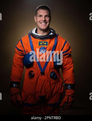 Houston, Usa. 28. März 2023. Kanadische Raumfahrtbehörde Astronaut Jeremy Hansen und Artemis II Crewmitglied posieren im leuchtend orangefarbenen Orion Crew Survival System Anzug im Johnson Space Center, 28. März 2023 in Houston, Texas. Hansen wurde als Flugingenieur für seine erste Mission zum Mond ausgewählt. Kredit: Robert Markowitz/NASA/Alamy Live News Stockfoto