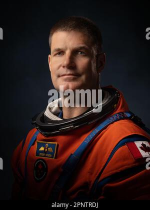 Houston, Usa. 29. März 2023. Kanadische Raumfahrtbehörde Astronaut Jeremy Hansen und Artemis II Crewmitglied posieren im leuchtend orangefarbenen Orion Crew Survival System Anzug im Johnson Space Center, 28. März 2023 in Houston, Texas. Hansen wurde als Flugingenieur für seine erste Mission zum Mond ausgewählt. Kredit: Josh Valcarcel/NASA/Alamy Live News Stockfoto