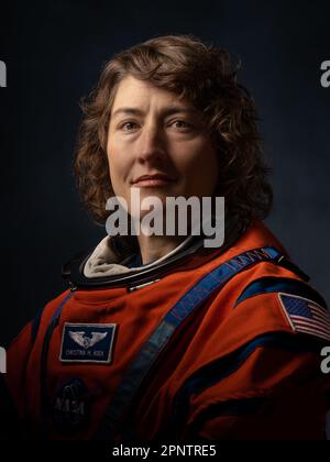 Houston, Usa. 29. März 2023. NASA Astronaut Christina Hammock Koch und Artemis II Crewmitglied posieren im leuchtend orangefarbenen Orion Crew Survival System Anzug im Johnson Space Center, 28. März 2023 in Houston, Texas. Koch wurde als Flugingenieur für die Artemis-II-Mission zum Mond ausgewählt. Kredit: Josh Valcarcel/NASA/Alamy Live News Stockfoto