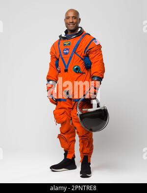 Houston, Usa. 30. März 2023. NASA-Astronaut und Artemis II-Pilot Victor Glover posieren im leuchtend orangefarbenen Orion Crew Survival System-Anzug im Johnson Space Center, 28. März 2023 in Houston, Texas. Glover wurde als erster Schwarzer ausgewählt, der eine Mission zum Mond steuerte. Kredit: Robert Markowitz/NASA/Alamy Live News Stockfoto