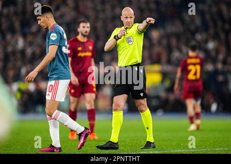 Rom, Italien. 20. April 2023. Rom - Schiedsrichter Anthony Taylor während des Spiels AS Roma gegen Feyenoord im Stadio Olympico am 20. April 2023 in Rom, Italien. Kredit: Box to box images/Alamy Live News Stockfoto