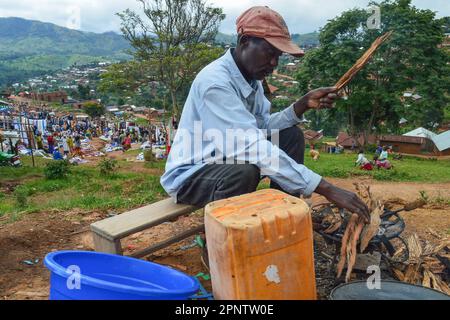 Kambale Kayikunza, ein Kopierschmied, heizt seine Werkzeuge am 15. April 2022 in der Nähe des zentralen Marktes in Kirumba, Nord-Kivu, Demokratische Republik Kongo. Freitags arbeitet Kayikunza auf dem Markt, um Utensilien für Kunden und Lieferanten zu reparieren. (Merveille Kavira Luneghe/Global Press Journal) Stockfoto