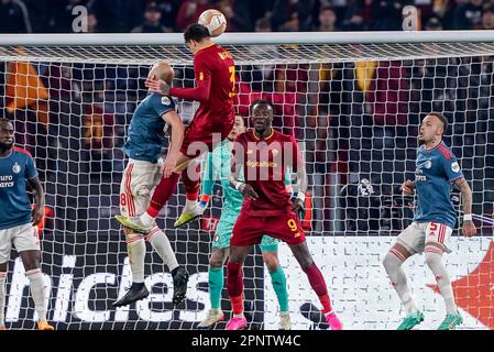 Rom, Italien. 20. April 2023. Roger Ibanez von AS Roma tritt am 20. April 2023 im Stadio Olimpico um den Ball mit dem Kopf vor dem Viertelfinale der UEFA Europa League, 2.-teiliges Spiel zwischen AS Roma und Feyenoord (Foto von Andre Weening/Orange Pictures). Kredit: Orange Pics BV/Alamy Live News Stockfoto