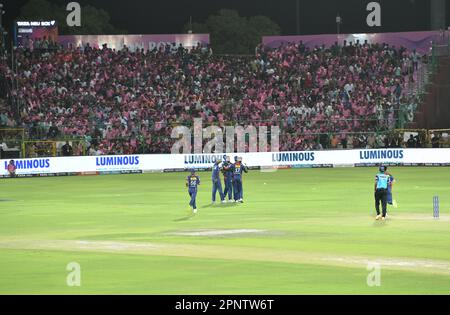 Jaipur, Indien. 19. April 2023. Die Spieler der Lucknow Super Giants feiern ein Wicket beim Cricket-Spiel der Indian Premier League (IPL) Twenty20 zwischen den Lucknow Super Giants und den Rajasthan Royals im Sawai Mansingh Stadium in Jaipur. (Foto: Sumit Saraswat/Pacific Press) Kredit: Pacific Press Media Production Corp./Alamy Live News Stockfoto