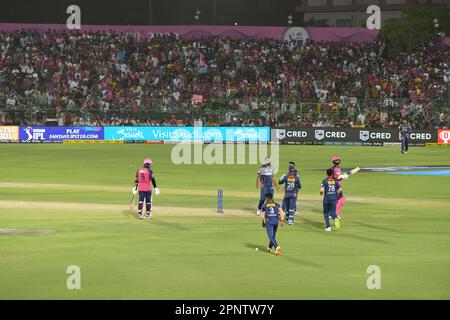 Jaipur, Indien. 19. April 2023. Die Spieler der Lucknow Super Giants feiern ein Wicket beim Cricket-Spiel der Indian Premier League (IPL) Twenty20 zwischen den Lucknow Super Giants und den Rajasthan Royals im Sawai Mansingh Stadium in Jaipur. (Foto: Sumit Saraswat/Pacific Press) Kredit: Pacific Press Media Production Corp./Alamy Live News Stockfoto